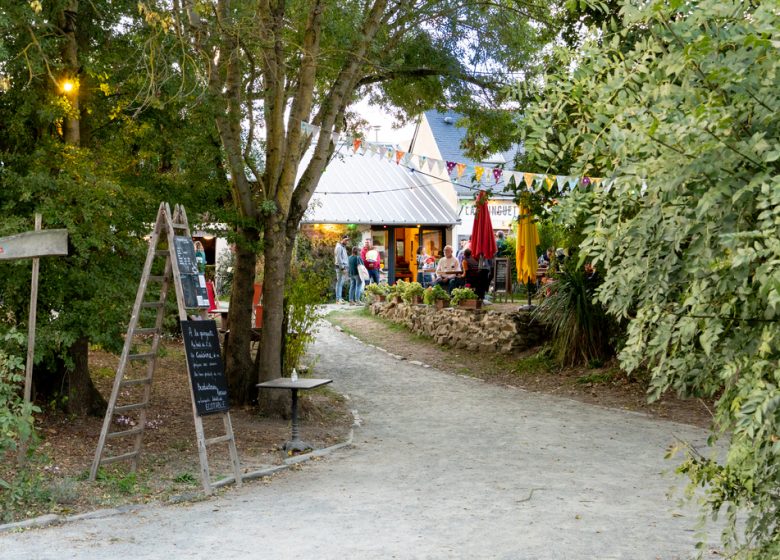 Spectacle de marionnettes, »Pierre et le Loup » Les Têtes en L’air, à la guinguette Au Bout de l’Île