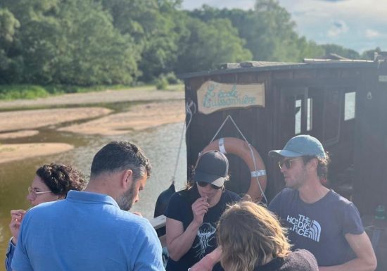 Balade en toue cabanée sur la Loire au départ de Chalonnes avec L’Ecole Buissonnière