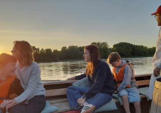 Balade en toue cabanée sur la Loire au départ de Chalonnes avec L’Ecole Buissonnière