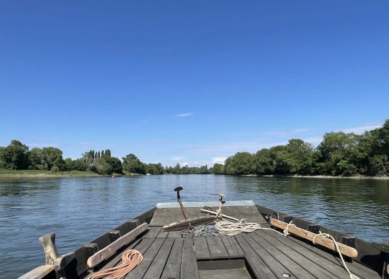 Balade en toue cabanée sur la Loire au départ de Chalonnes avec L’Ecole Buissonnière