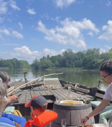 Balade en toue cabanée sur la Loire au départ de Chalonnes avec L’Ecole Buissonnière