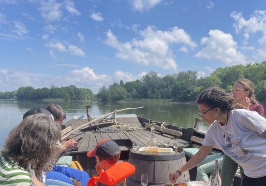 Balade en toue cabanée sur la Loire au départ de Chalonnes avec L’Ecole Buissonnière