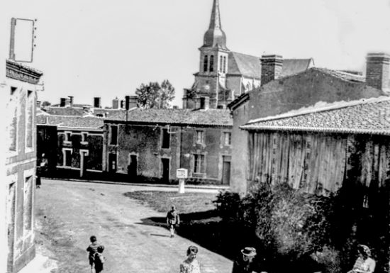 Une borne au milieu du carrefour
