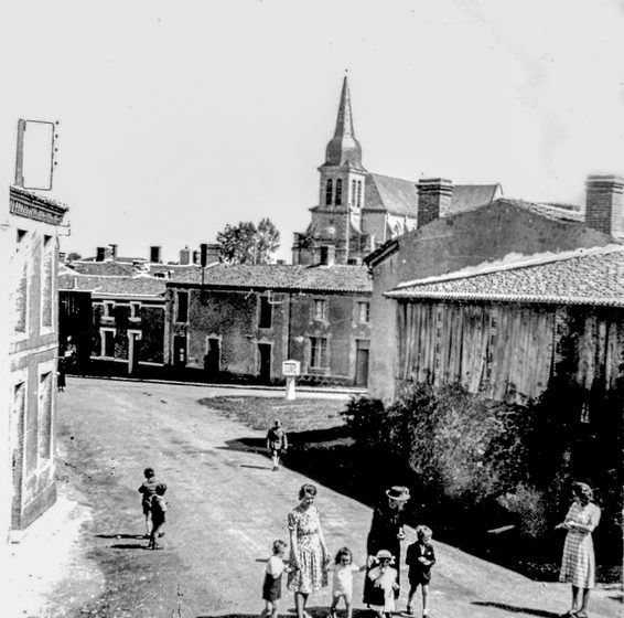 Une borne au milieu du carrefour
