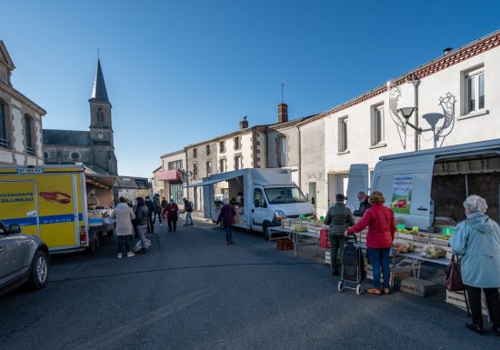 Marché hebdomadaire au Longeron