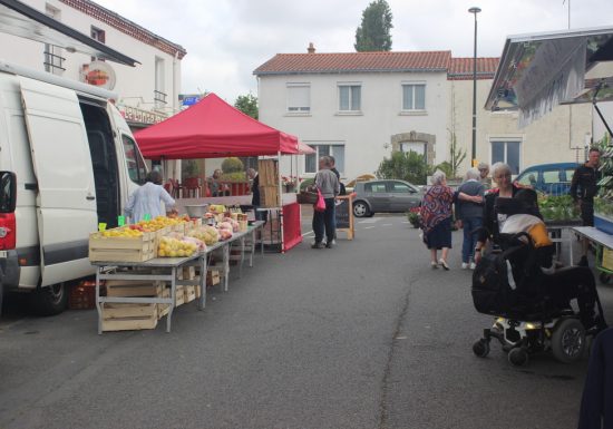 Marché hebdomadaire au Longeron