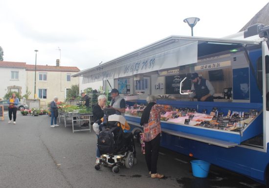 Marché hebdomadaire au Longeron