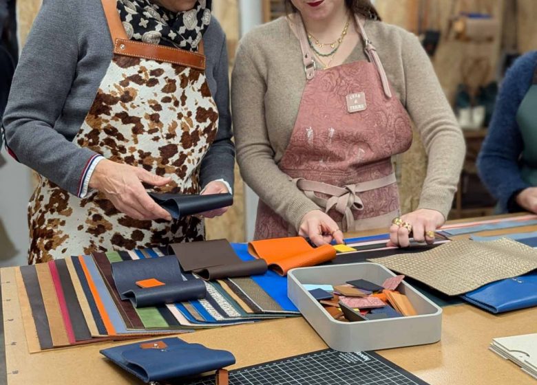 Atelier Maroline : fabrication de porte-carte, trousse ou pochette en cuir – OPTION Duo adulte – enfant