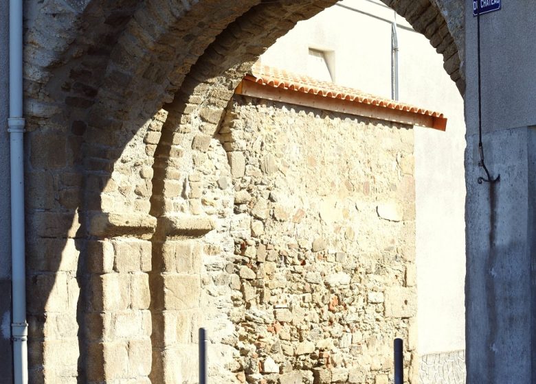 Porte du château et les remparts
